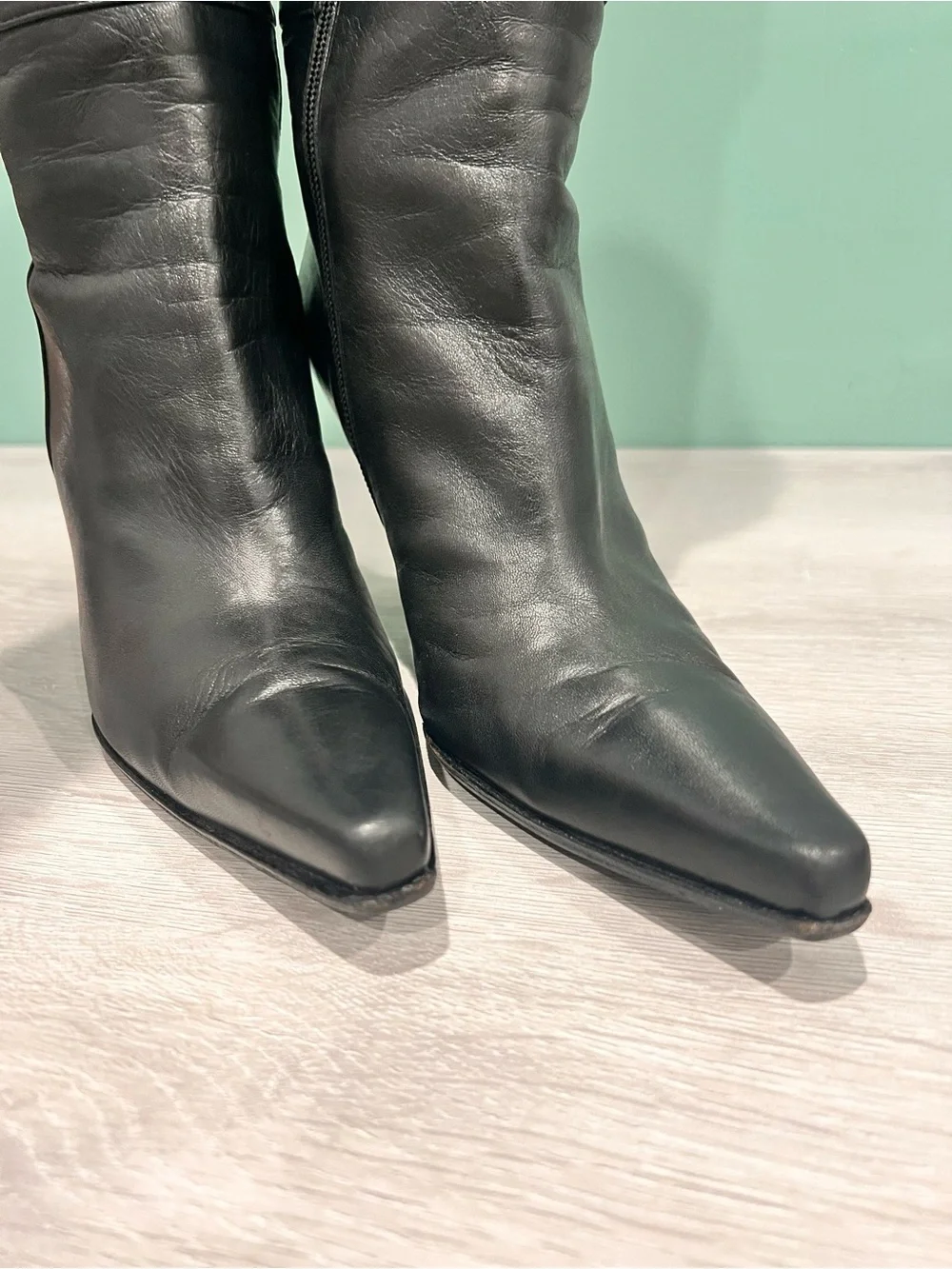 Stuart Weitzman knee show
